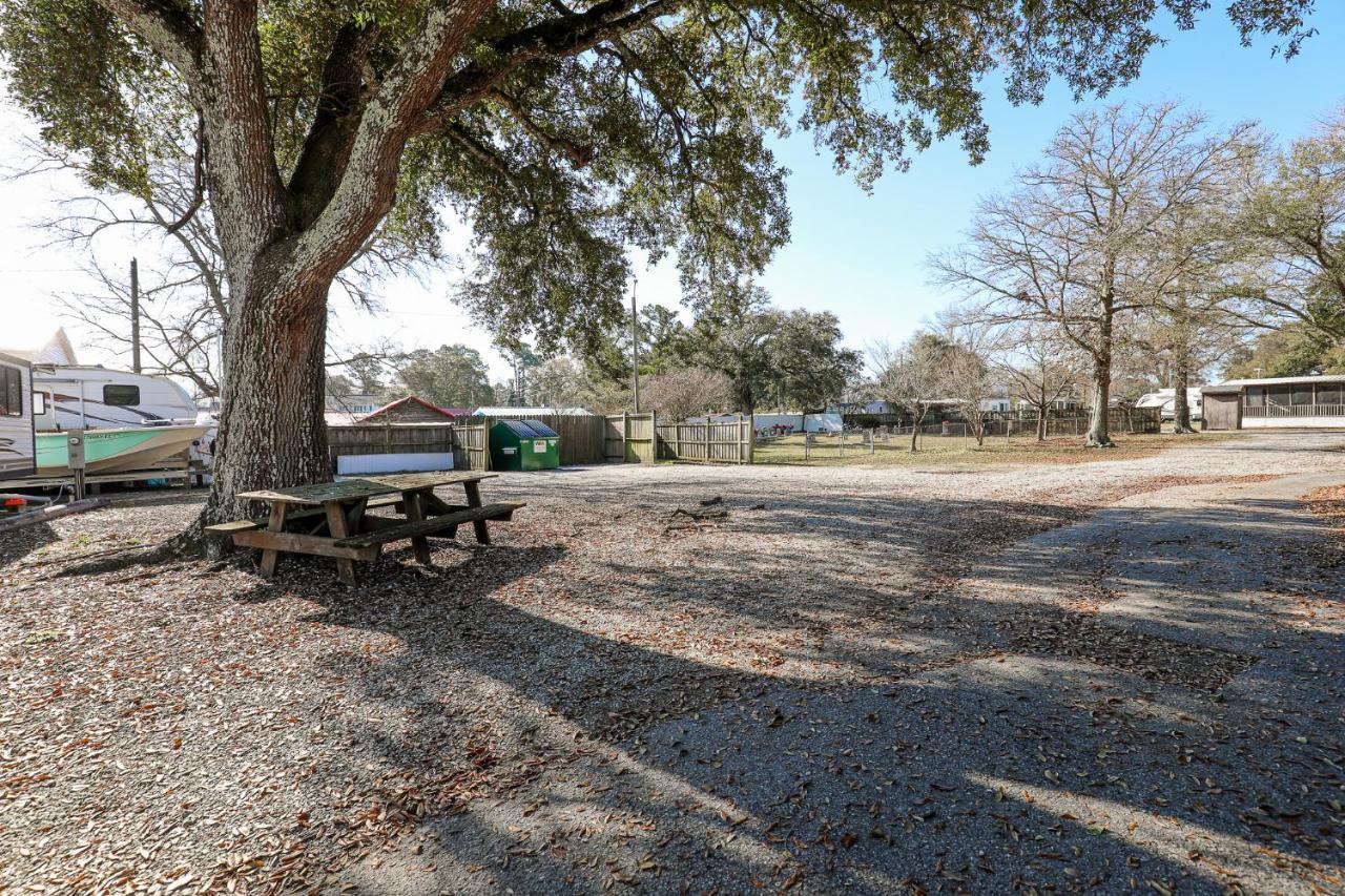 Spacious Home With Waterfront View-Welcome Pets Sneads Ferry Exterior foto